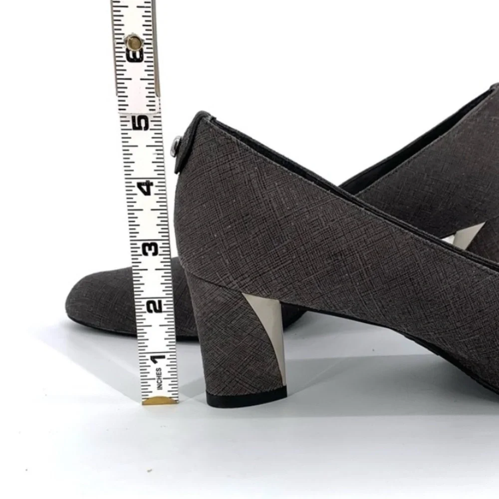 Stuart Weitzman Silver Gray 2.5” Heel Closed Toe Pump Size 8.5 Quiet Luxury